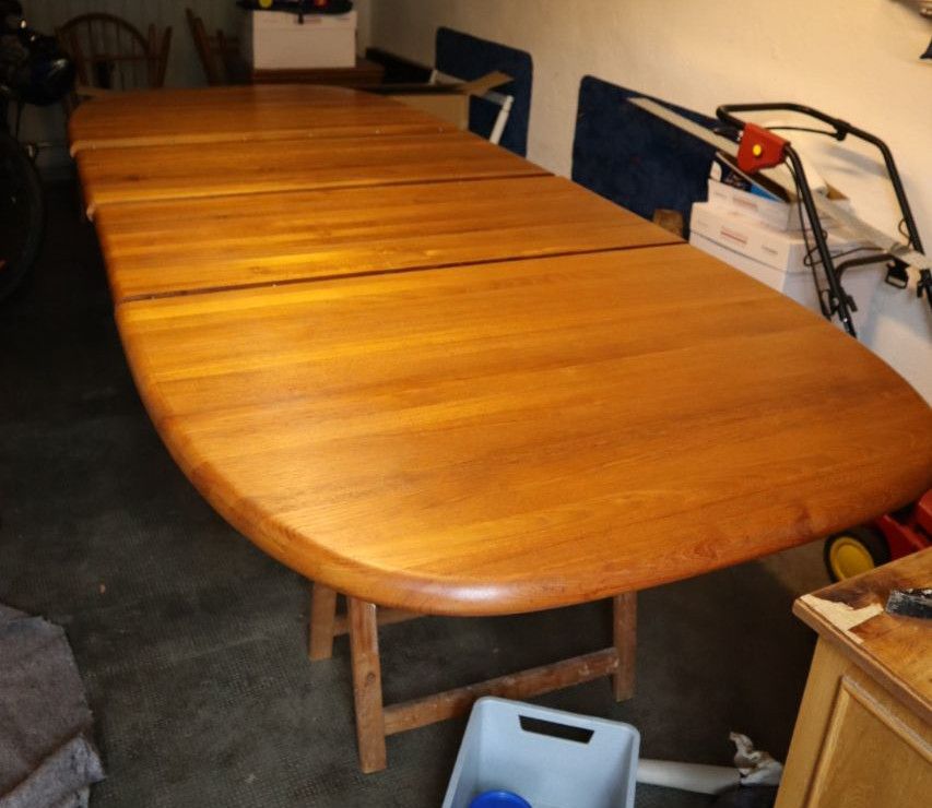 Newly oiled table drying. It's soo shiny ...
